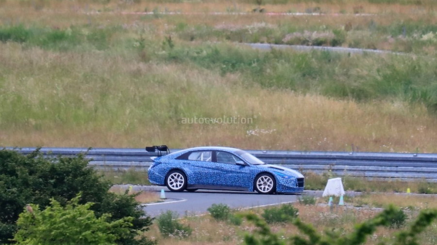 2021-hyundai-elantra-racing-car-spied-may-be-called-elantra-n-tcr_3