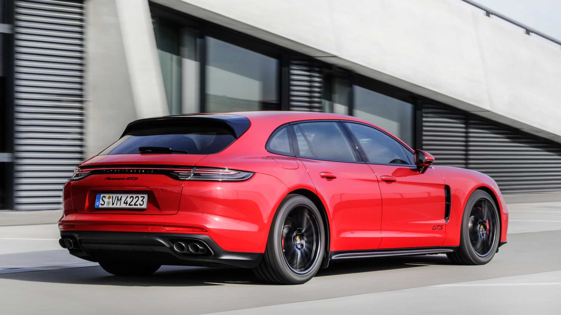 porsche-panamera-gts-2021-in-rot-fahraufnahme-von-schrag-hinten