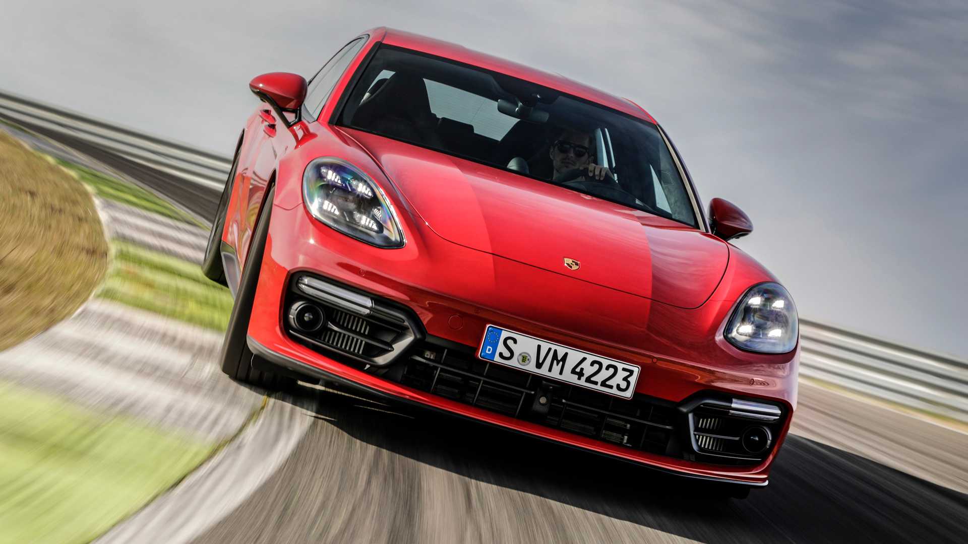 porsche-panamera-gts-2021-in-rot-front-fahraufnahme-auf-der-rennstrecke