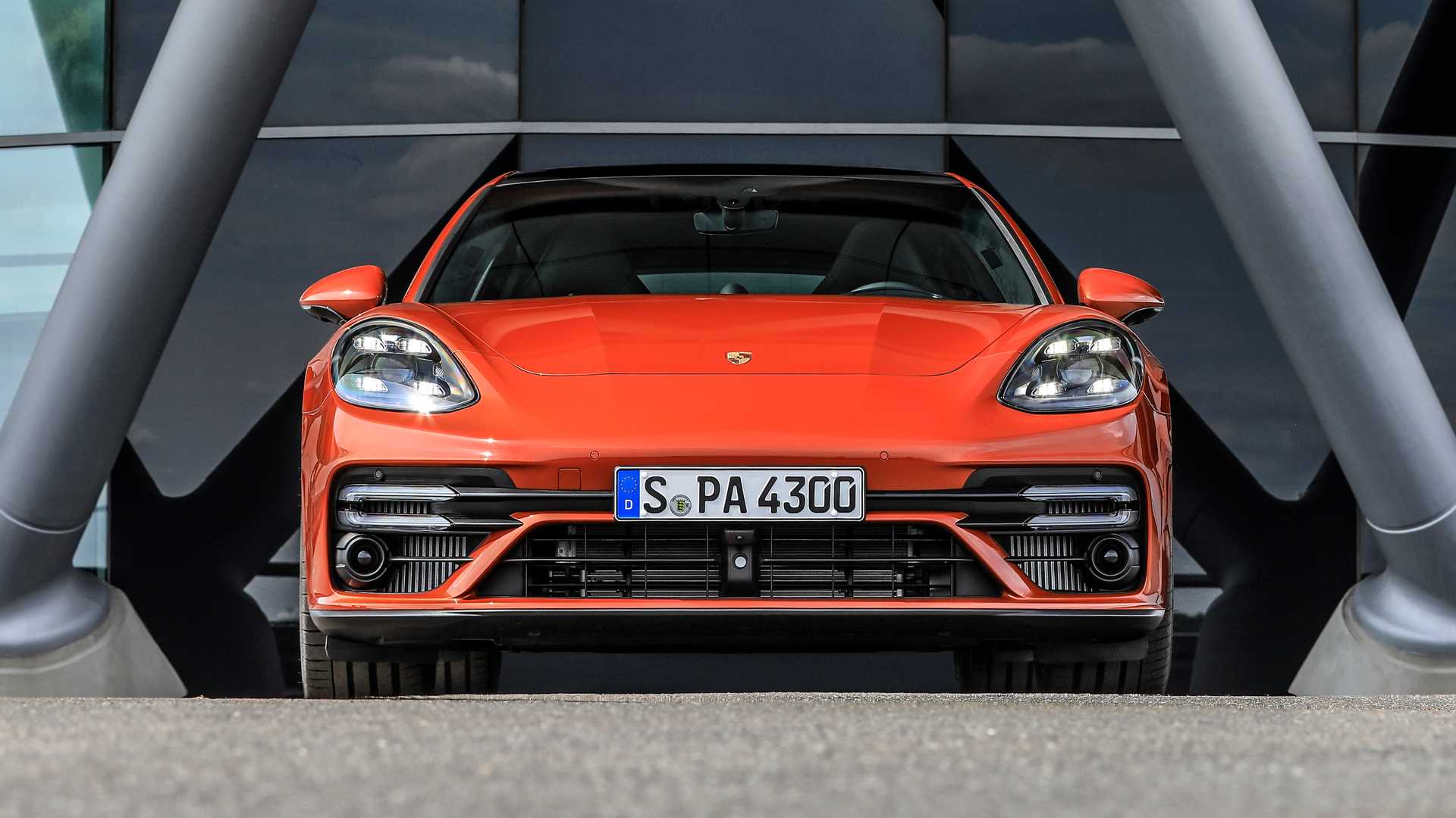 porsche-panamera-turbo-s-2021-in-orange-ansicht-direkt-von-vorne