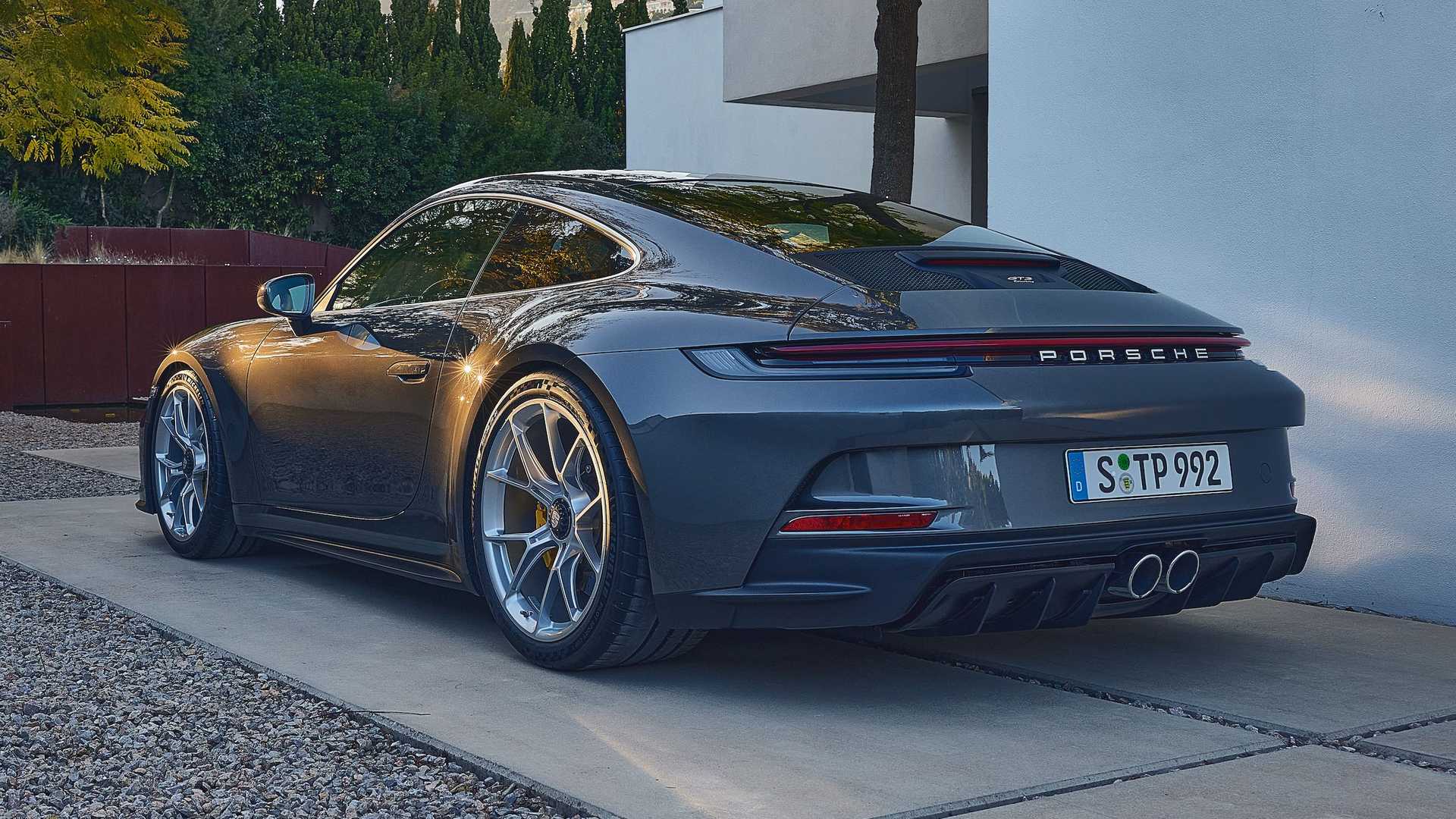 2022-porsche-911-gt3-touring-exterior4